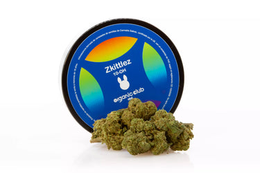 FLORES DE CBD 10-OH-HHC CON SU ENVASE AZUL ZKITTLEZ DE FONDO
