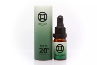 envase verde de aceite de cbd del 20% sobre fondo blanco