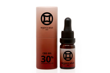 ACEITE DE CBD DEL 30% ORGANIC CLUB sobre fondo blanco