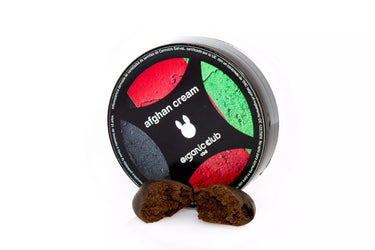 bola de hachis de CBD abierta por la mitad, con envase circular y fondo blanco