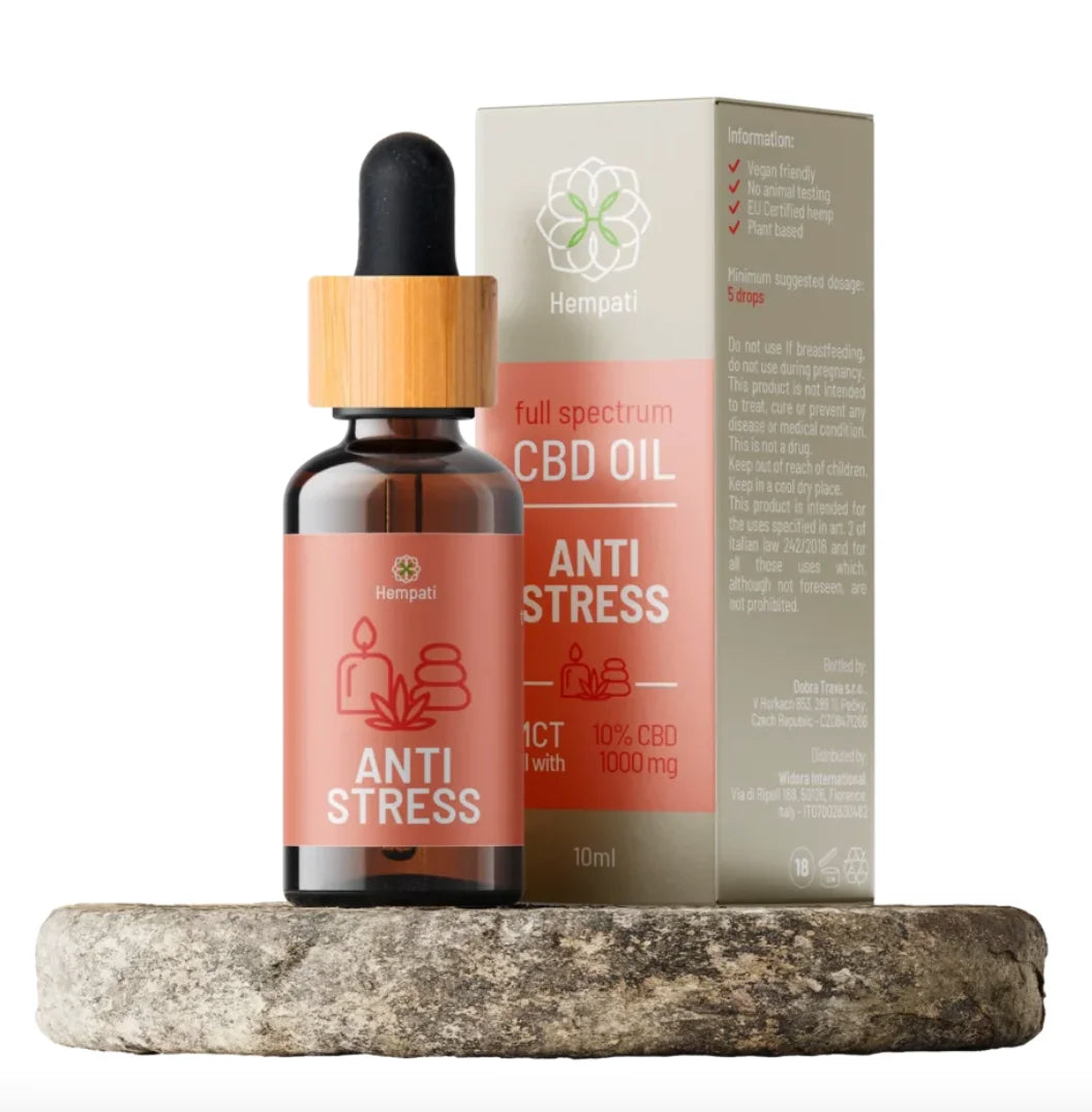 envase de aceite especial anti estrés junto con su caja en fondo blanco