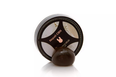 bola de hachis brillante con su envase circular y fondo blanco