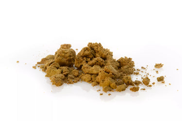 Hachís polen de CBD en fondo blanco.