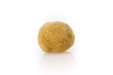 bola de hachis de CBD sobre fondo blanco