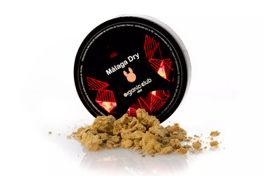 Hachís polen de cbd de genética Maálaga dry en fondo blanco junto con su envase.