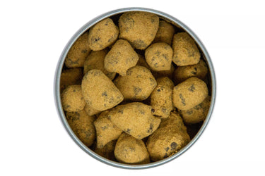 Bolas de moonrocks de CBD en envase ciruclar de aluminio y fondo blanco