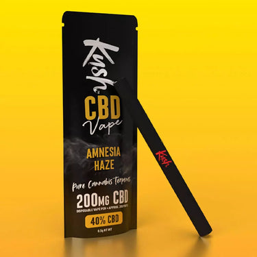 Vaper tipo pen negro de CBD, Con su envase al lado sobre fondo amarillo