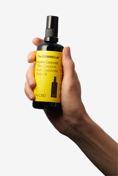 Envase de aceite corporal de CBD en fondo blanco. Organic Club envío discreto España