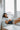 mujer tumbada con dolor abdominal.
