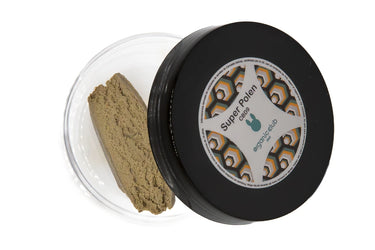 Super Polen CBD9 Organic Club en envase negro con muestra de polen CBD sobre fondo blanco