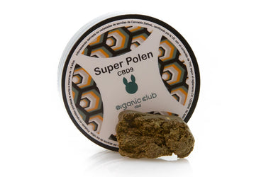 Envase de Super Polen CBD9 Organic Club con pieza de polen CBD oscuro sobre fondo blanco