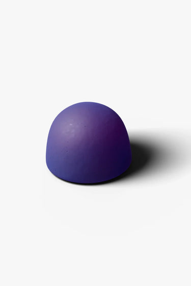 Gominola de color azul en fondo blanco para el sueño de la marca noomo
