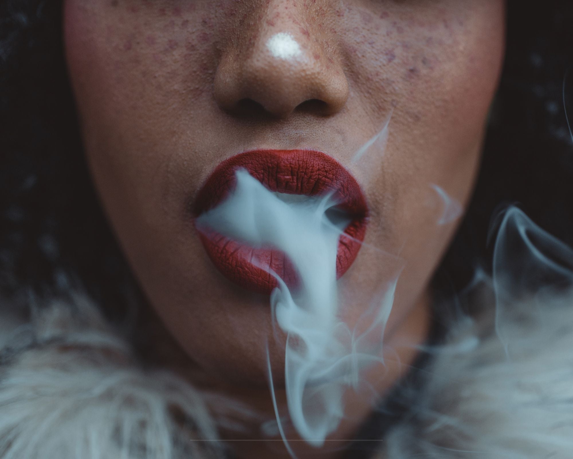 mujer vapeando