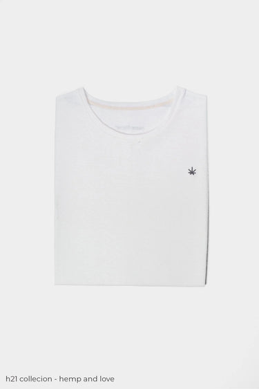 camiseta de cáñamo doblada de color blanca sobre fondo blanci