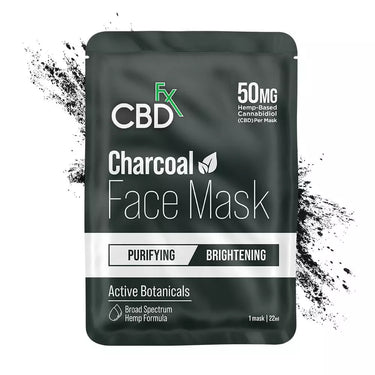 Mascarilla facial con carbón activo y cbd sobre fondo blanco