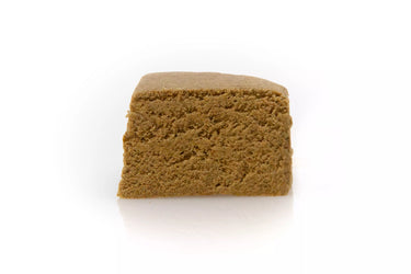 placa de hachis de cbd con 10-OH-HHC SOBRE FONDO BLANCO