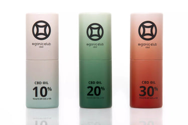 3 envases de aceite de cbd, del 10%, del 20% y del 30% sobre fondo blanco