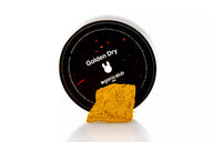 Hachís polen de CBD junto con su envase. Variedad golden dry. fondo blanco