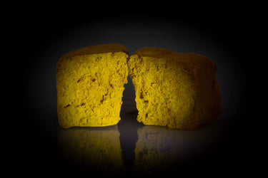 hachis de cbd golden de color dorado, sobre fondo negro
