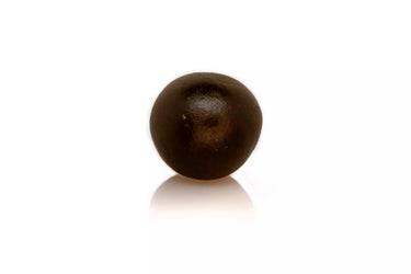 BOLA DE HACHIS DE CBD SOBRE FONDO BLANCO