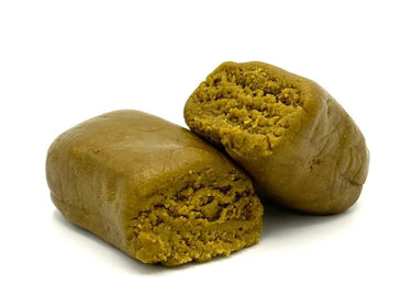 placa de hachís de cbd triple zero abierta sobre fondo blanco