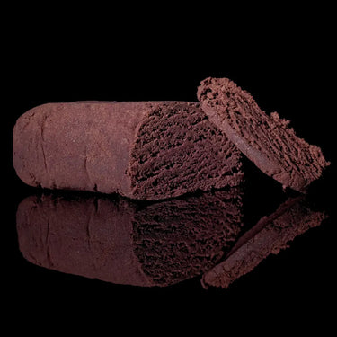 Trozo grande hachís de CBD SOBRE FONDO Y BASE NEGRA REFLECTANTE