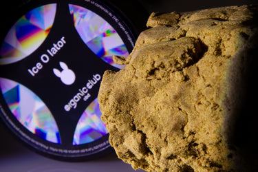 HASH DE CBD ICE O LATOR, iluminado con luzs de escenario y fondo oscuro