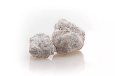 2Piedras de ice rocks de CBD sobre fondo blanco