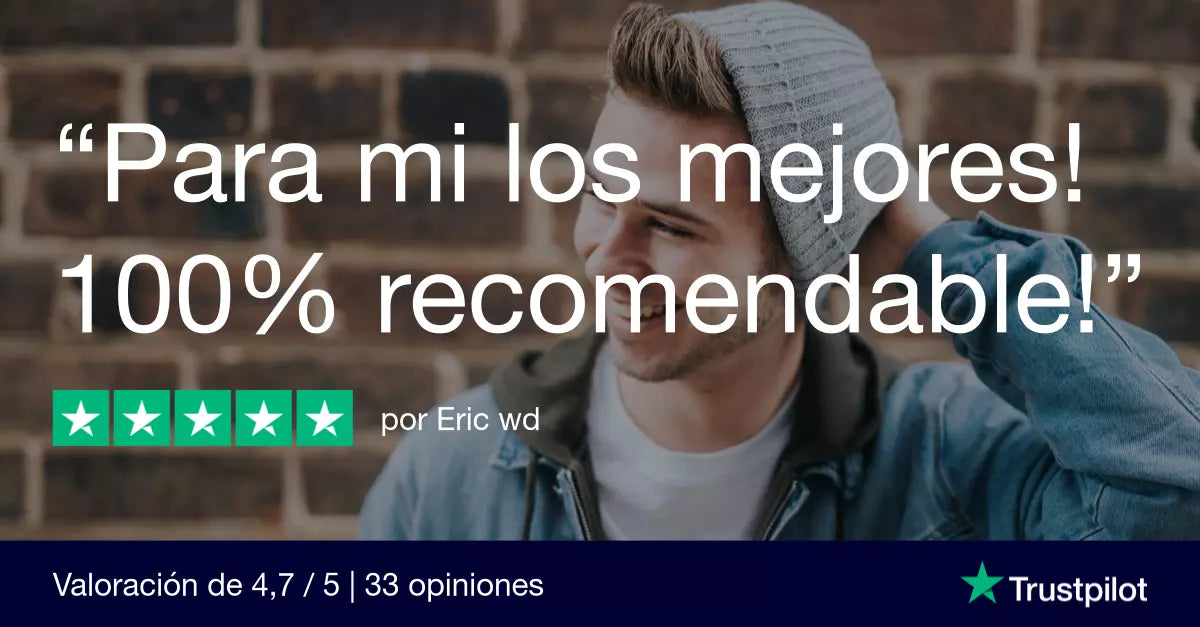 reseña cinco estrellas sobre calidad de producto en fondo de chico sonriendo delante de muro de ladrillos,