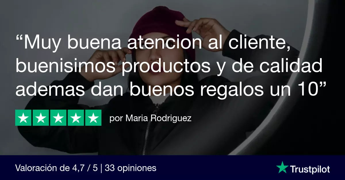 reseña sobre atención al cloiente y calidad de producto con chica de fondo.