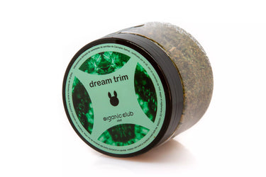 tarro de dream Trim, triturado de flores de CBD sobre fondo blanco