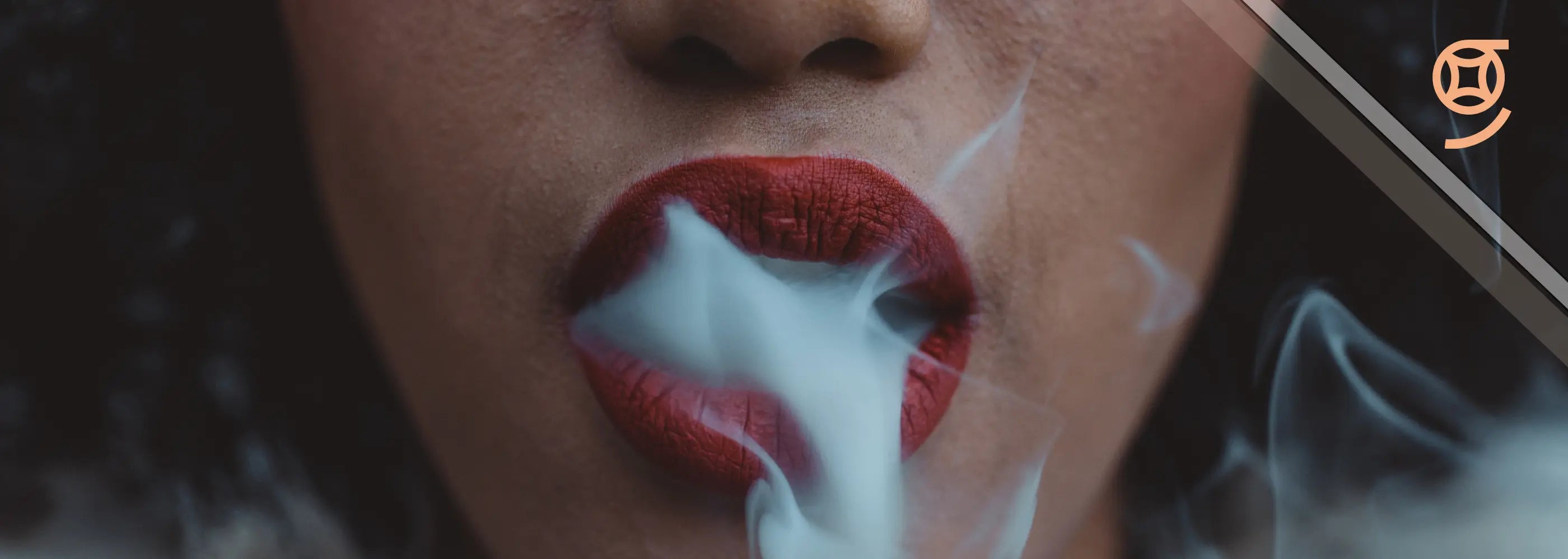 boca de mujer con loabios rojos vapeando