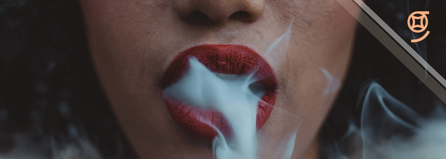 boca de mujer con loabios rojos vapeando