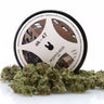 tarro de pop corn de cbd variedad ak 47  alta concentración de cbd en fondo blanco