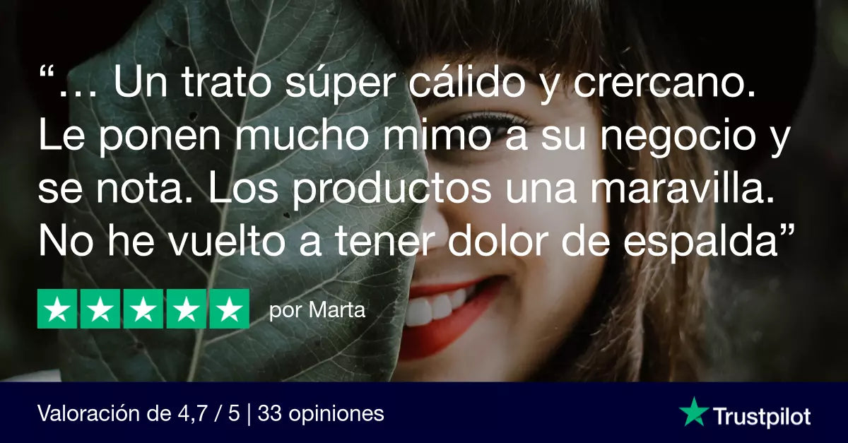 reseña sobre trato recibido con fondo de chica sonriendo.