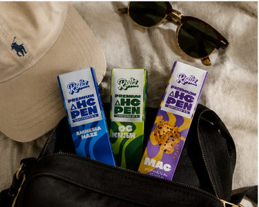 3 VAPERS marca rollz, de cbd potente saliendo de un bolso, junto a unas gafas 