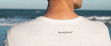 chico de espaldas mirando al mar con camiseta hem and love