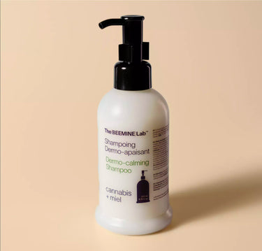 envase blanco de champú de CBD