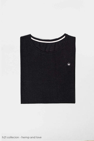 camiseta negra de cáñamo doblada sobre fondo blanco