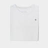 camiseta de cáñamo doblada de color blanca sobre fondo blanci